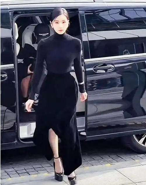 36岁刘诗诗参加线下活动,身材曼妙小腹平坦,"羡慕吴奇隆眼光"