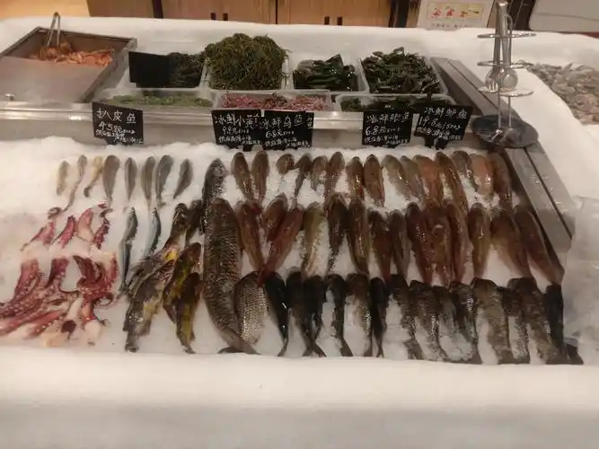 水产冰台特价鱼陈列整齐,井然有序,统一规范