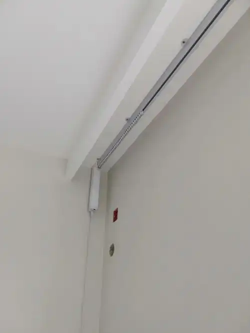 窗帘轨道安装完毕