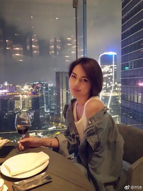 时诗男朋友汤少是谁 时诗个人资料