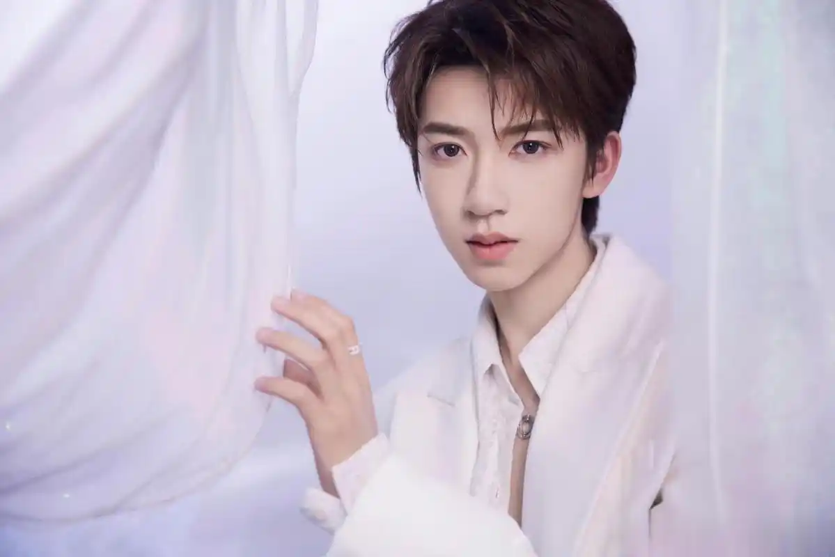 贺峻霖最新新歌花絮照今天是19岁的小贺,纯白西装矜贵帅气,每一张都是