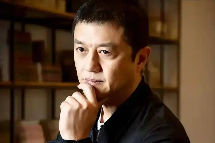 李亚鹏批评妻子出来抛头露面直播,妻子怒吼家里都揭不开锅了!