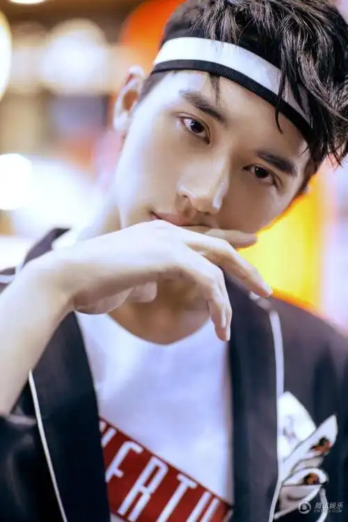 肌肉男:乖乖仔许魏洲头绑发带叛逆图片帅气模样直击少女心-小虾米