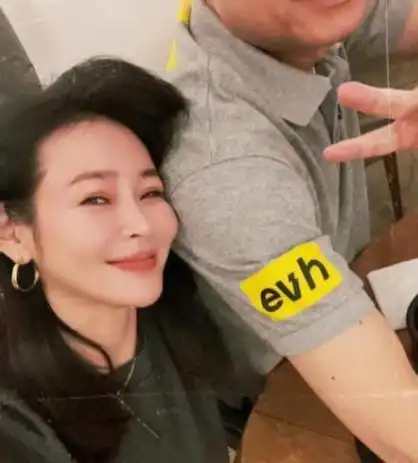 于明加:在最好的年纪嫁给"普通男人"胡俊,婚后生两孩美满幸福