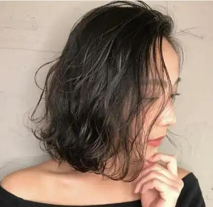 发量少女生必备烫发发型,时尚减龄显发量