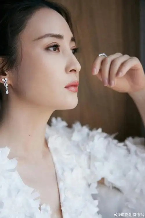 蒋勤勤白羽黑裙红毯造型##蒋勤勤东方美人