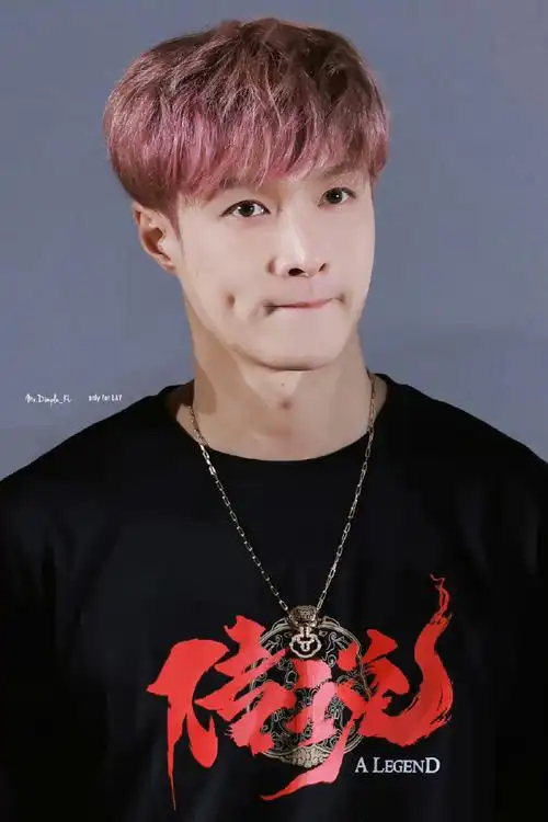 12电影院去看我们英勇帅气的大将军华峻啦  @张艺兴  zyx zyx