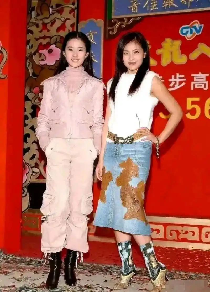 这张照片拍摄于2003年,刘亦菲和刘涛出演电视剧《天龙八部》时的合影