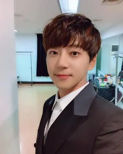 待机室里的自拍游戏 今日份帅气西装列上线了!