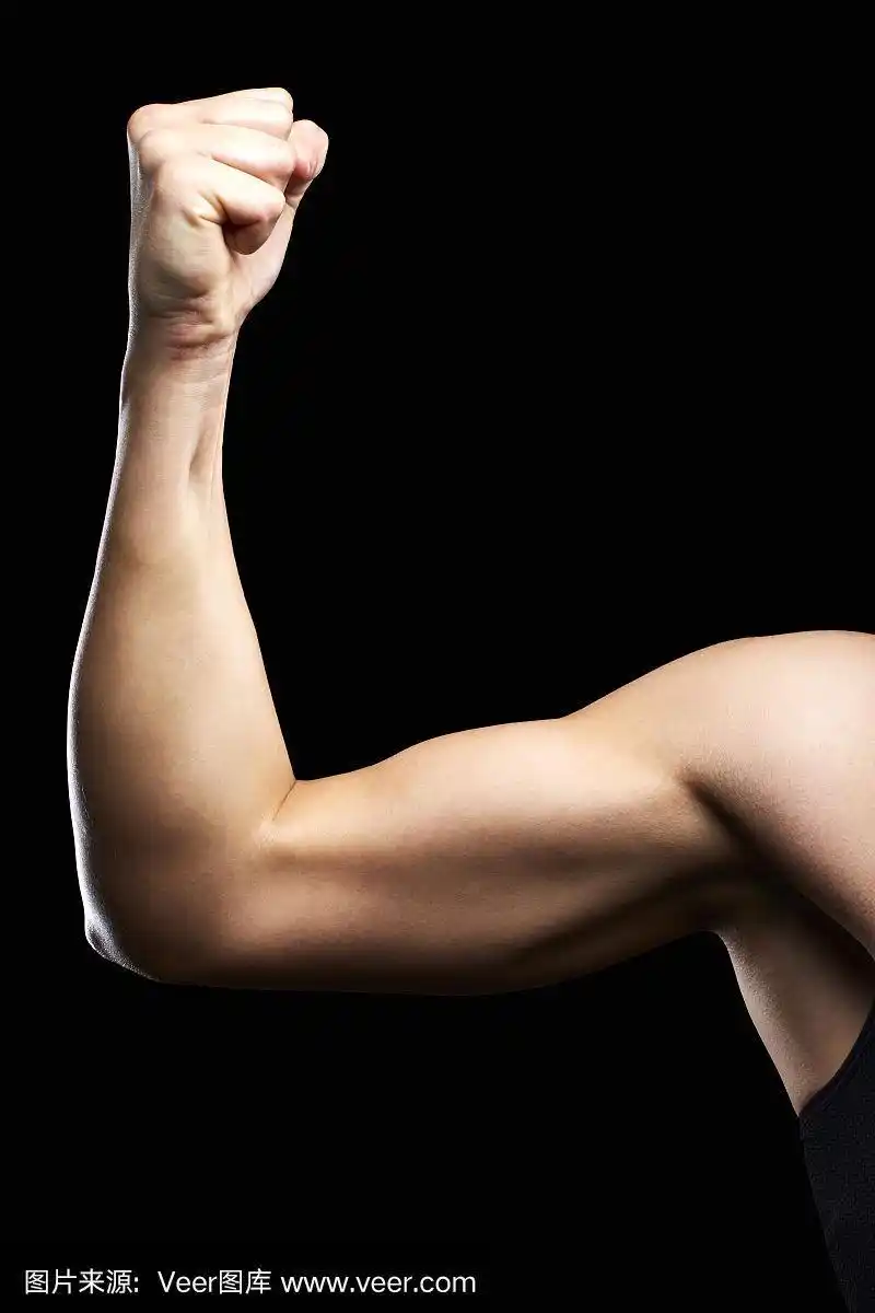 肌肉发达的年轻女子收缩二头肌的特写
