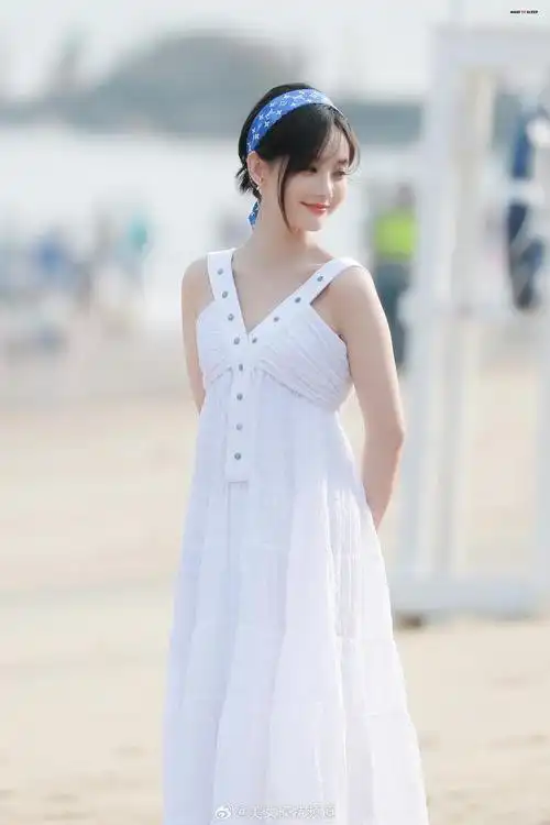 李一桐丝巾发型甜美活动照