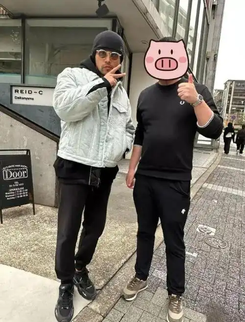 4月6日至7日周杰伦在日本举行演唱会粉丝晒出东京偶遇周杰伦合影4