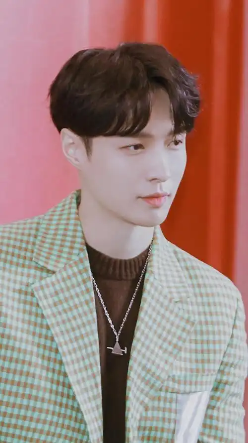 帅哥张艺兴黄西服帅气写真手机壁纸,笑起来的小酒窝真帅