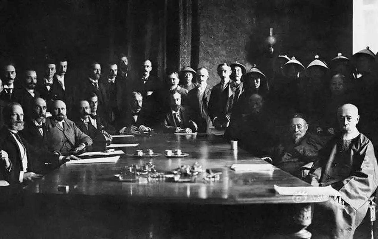 李鸿章与列强签订了极端屈辱的辛丑条约.