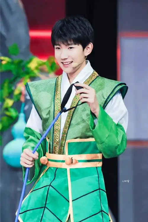 王源大庭广众之下把手伸进裤子里面,小腿毛亮了!