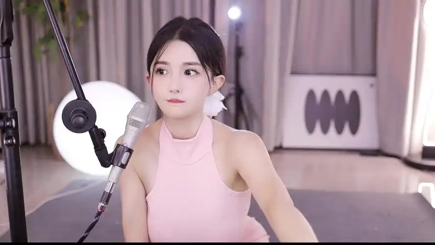 虎牙古阿扎:定制热舞下魅力四溢的主播女王