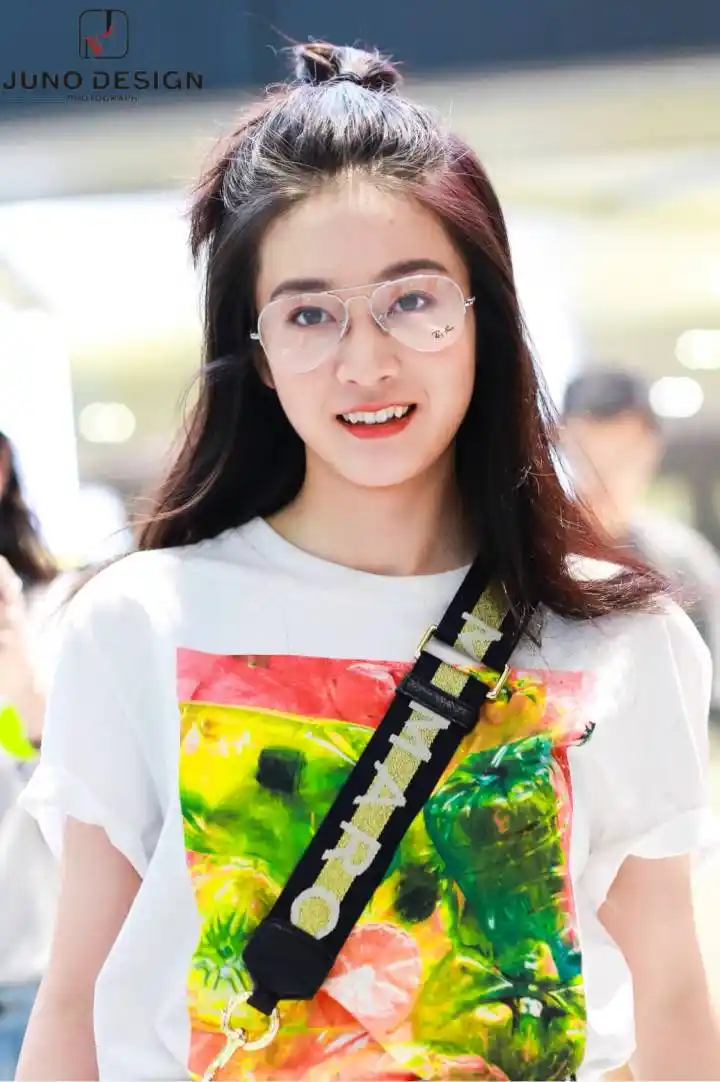 张雪迎现身机场,半丸子头加上眼镜,超像班上的女学霸!