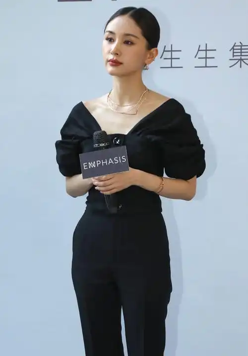 2021年5月9日,北京,王子文出席周生生品牌活动,她身穿黑色露肩套装大