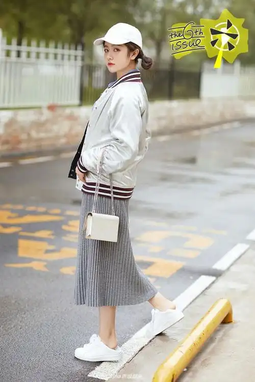 她转身回眸一笑的瞬间,一扫雨天的阴霾李兰迪棉袜李兰迪身高李兰迪