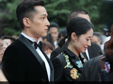 胡歌刘敏涛现身酒店 胡歌被粉丝围堵紧牵大姐刘敏涛