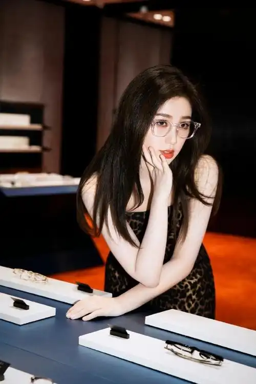 百变小欣的日常#戴上眼镜97的小宝酷酷哒～晚安欣欣@虞书欣esther