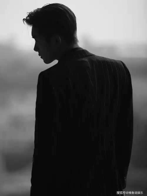 原创黑白滤镜下的易烊千玺有多绝西装革履秒变霸道总裁氛围感满满