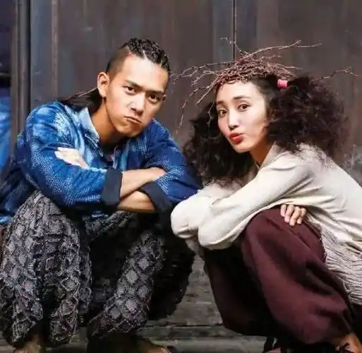 李现身上的海浪纹身.