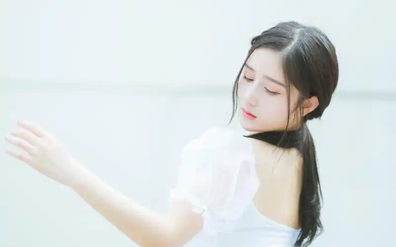 首页 桌面壁纸 典雅白衣美女养眼写真高清壁纸上一张下一张查看原图