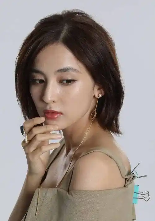 古力娜扎生图曝光,皮肤白皙,迷人美人沟意外暴露一个小玩意_新疆_女子