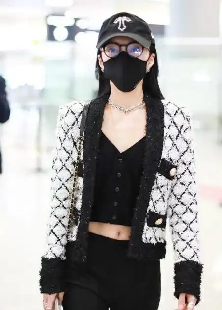 张韶涵身材真精致宽松针织衫也遮不住细腰配红鞋挺扎眼的