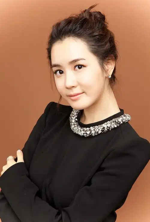 不过虽然恋情甜蜜,李多海的事业却早已走起了下坡路,如今的她风光不再