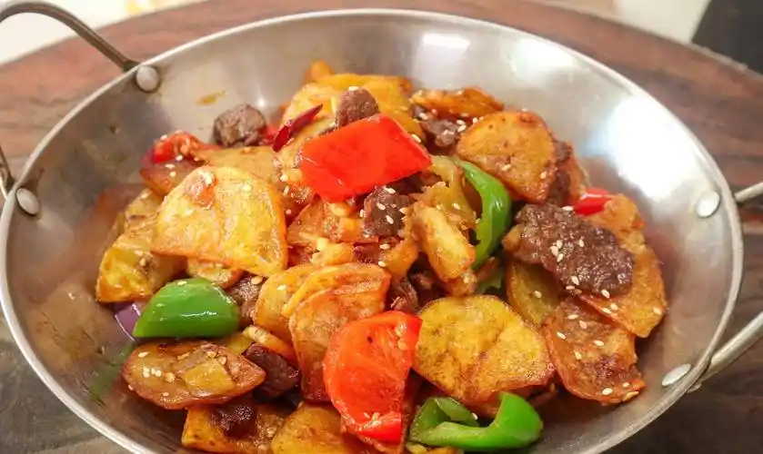 给大家分享干锅土豆片的做法比吃肉还香超级下饭喜欢试试吧