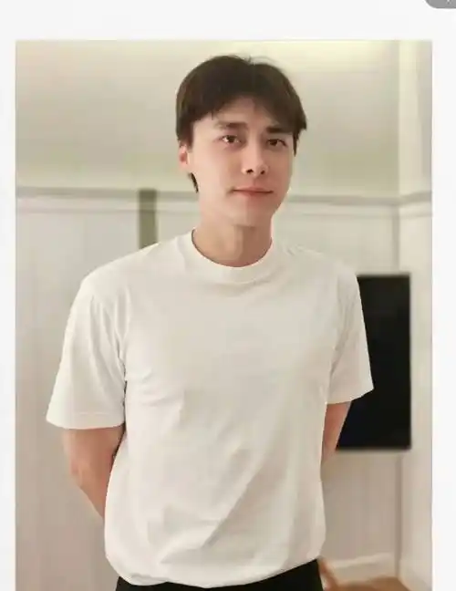 李易峰寺庙祈福照曝光:黑袄中分显驼背,退圈后状态引关注_网友_明星