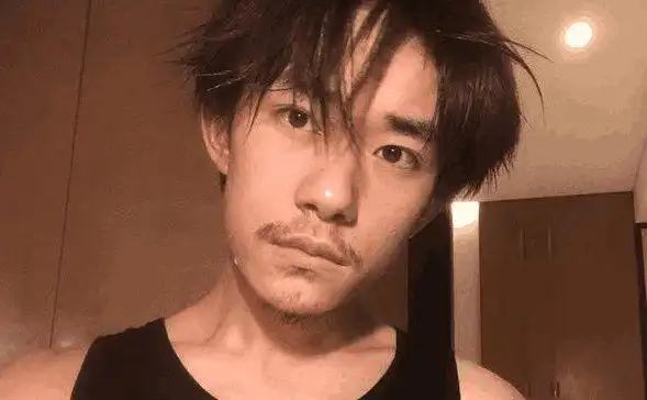 闭关复习准备高考的易烊千玺八字胡配长发男人味十足