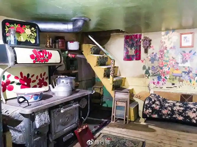 新省美术馆莫娣病痛缠身,生活贫困,然而她的画却充满着童真与美好,从