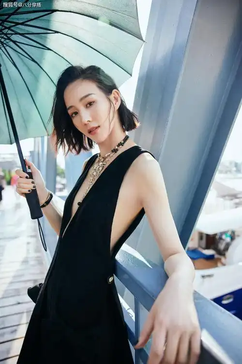 原创健身达人张钧甯真敢穿v领马甲配阔腿裤潇洒帅气又飒又美