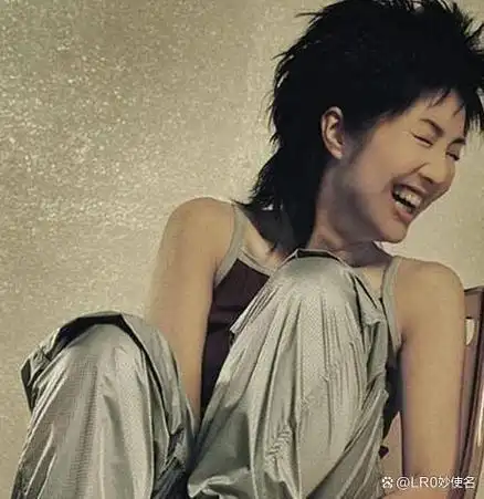 杨千嬅的事业经历了很多坎坷,她的感情生活也充满波折.