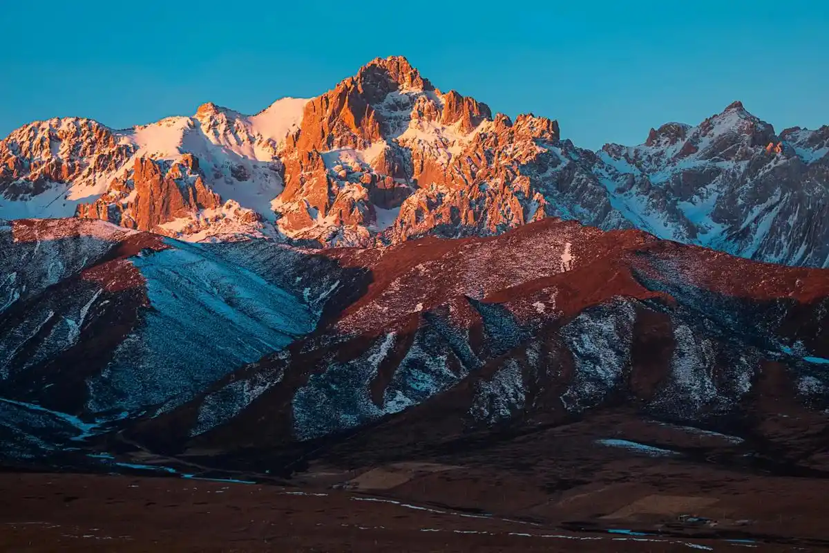 这里是甘肃天祝,马牙雪山日出#日落金山 #最美雪山 #自然奇 - 抖音