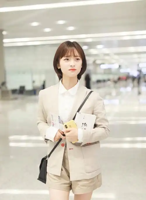 沈月瘦出颜值巅峰穿衬衫西装配短裤乖巧甜美似初恋女孩