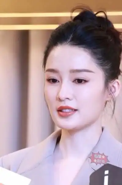 33岁李沁苏州时装秀,好高级皮肤细腻,秀大长腿,沈近真绝了