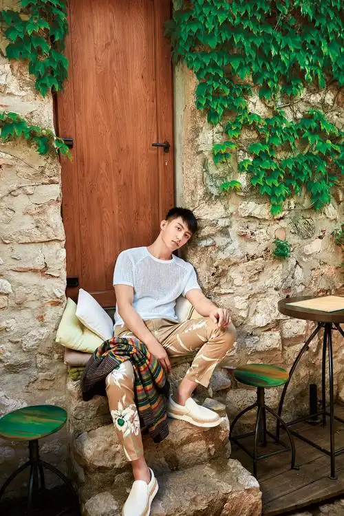 p>黄景瑜,1992年11月30日出生于辽宁省丹东市,中国内地影视男演员