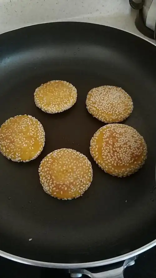 用料糯米粉500克纯南瓜肉150克糖45克南瓜饼的做法小贴士最好加点面粉