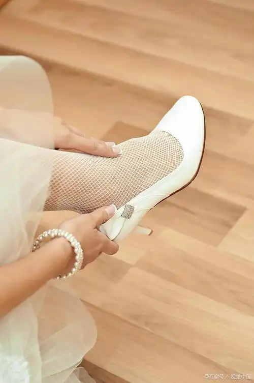 穿高跟鞋搭配什么袜子?