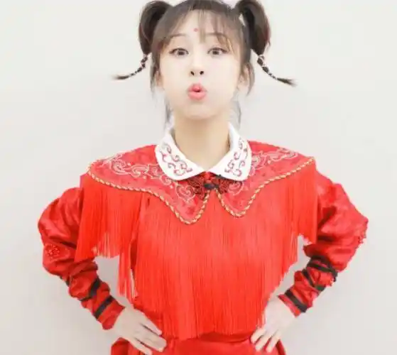 原创杨紫新节目定妆照梳两个羊角辫叉腰嘟嘴卖萌28岁扮可爱毫无违和感