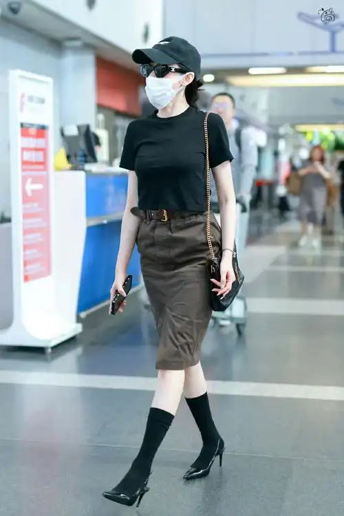 crystal张天爱今日机场私服穿搭,一组摩登经典的造型,美得很轻松!