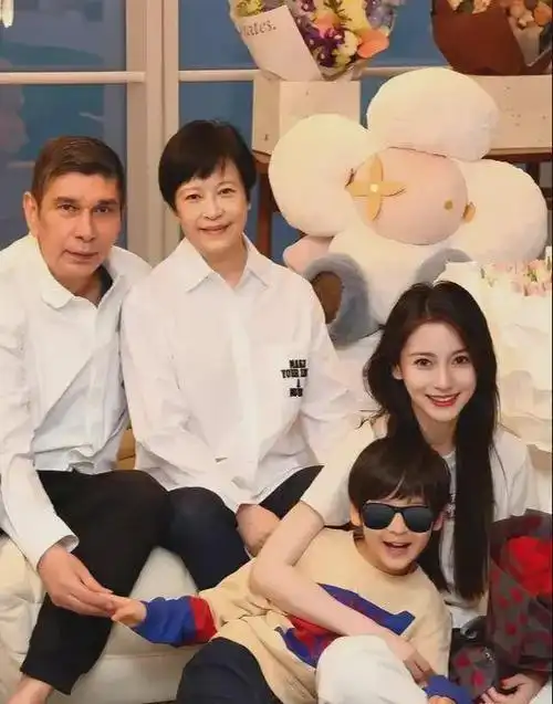 不得不说,有家人这一基因在,黄晓明和angelababy的孩子很难不很漂亮