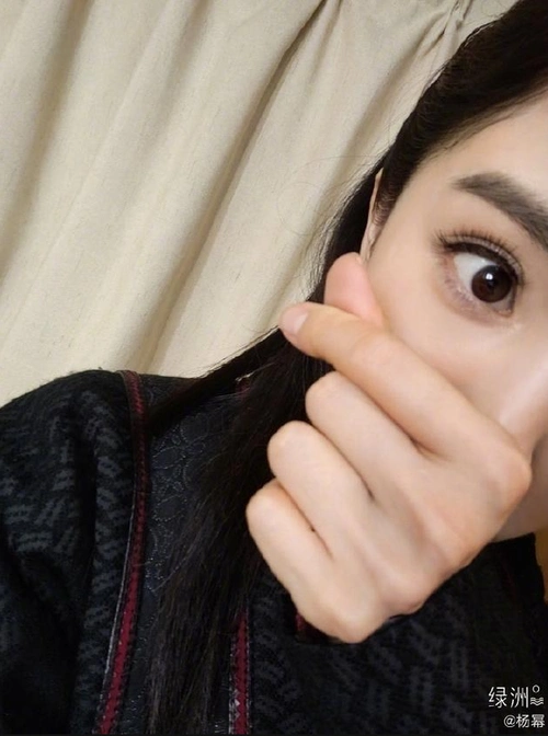 杨幂绿洲晒比心自拍 以剧中造型出镜又甜又飒