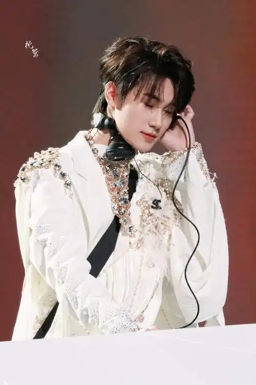 张真源戴脸链的白马王子