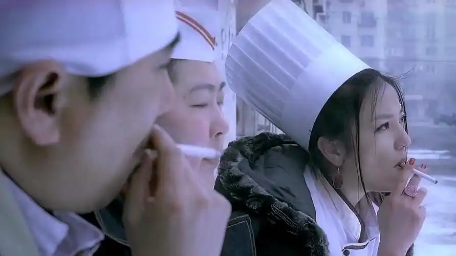 姨妈的后现代生活:赵薇这抽烟姿势,看着有点社会,不过还挺酷!