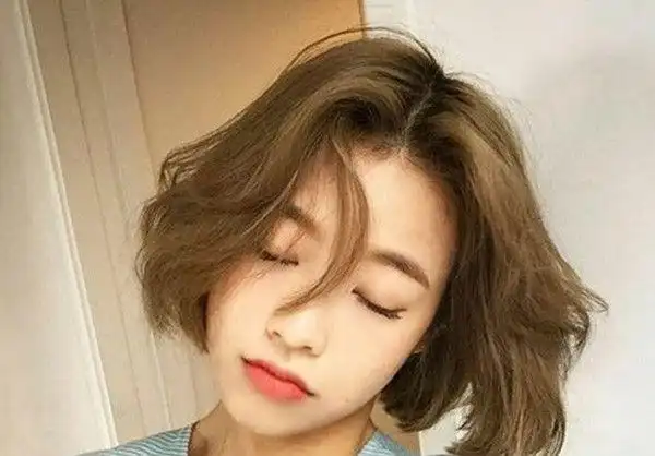 女生短发烫发发型图片短发微烫更加有流行感
